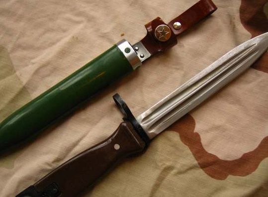 81式刺刀:可以作为匕首使用,可轻松刺入有生目标体内,4道血槽设计可最