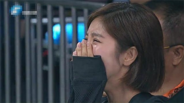 一龙被高扫爆头ko这个美女哭的跟个泪人似的他俩到底啥关系