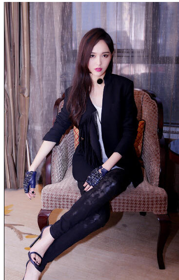 穿着皮裤,一双美腿又细又长唐嫣拿着话筒正在尽情表演整个造型又帅又