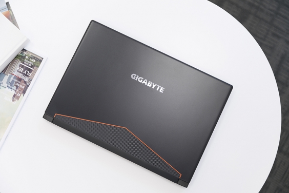 轻薄得不像游戏本技嘉aero15游戏笔记本图赏