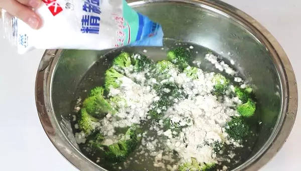 西蓝花洗不干净?教你一个小窍门,脏东西自己跑出来!