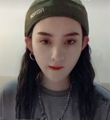 某音上演变身秀,女版"吴亦凡"秒变小狼狗,网友:心动的感觉