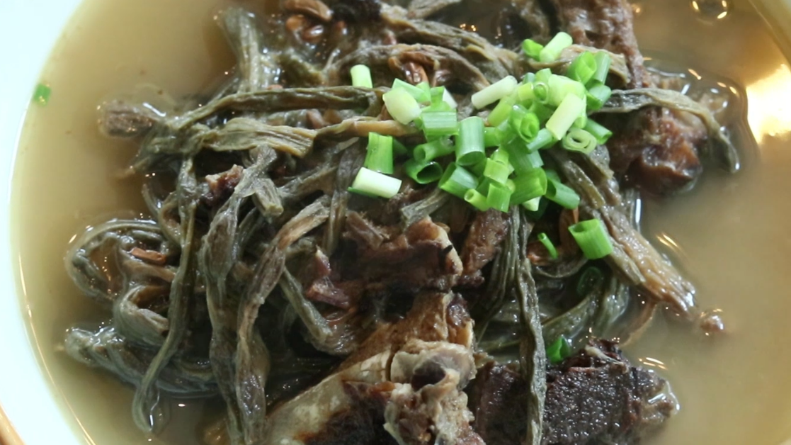 来一份正宗的农家腊排骨炖干豇豆,配一碗米饭,香过海鲜鲍鱼