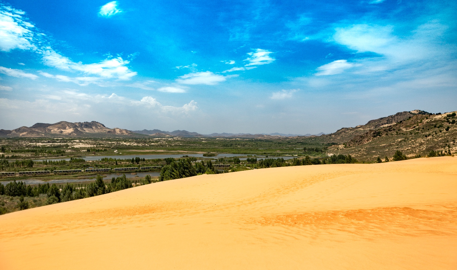 蓝天白云下的沙漠风光