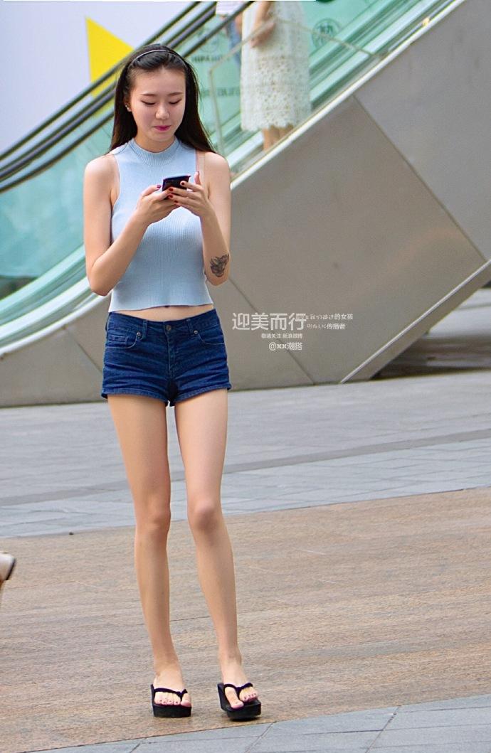 街拍大学城周边的商城美女太多个个大长腿很吸睛