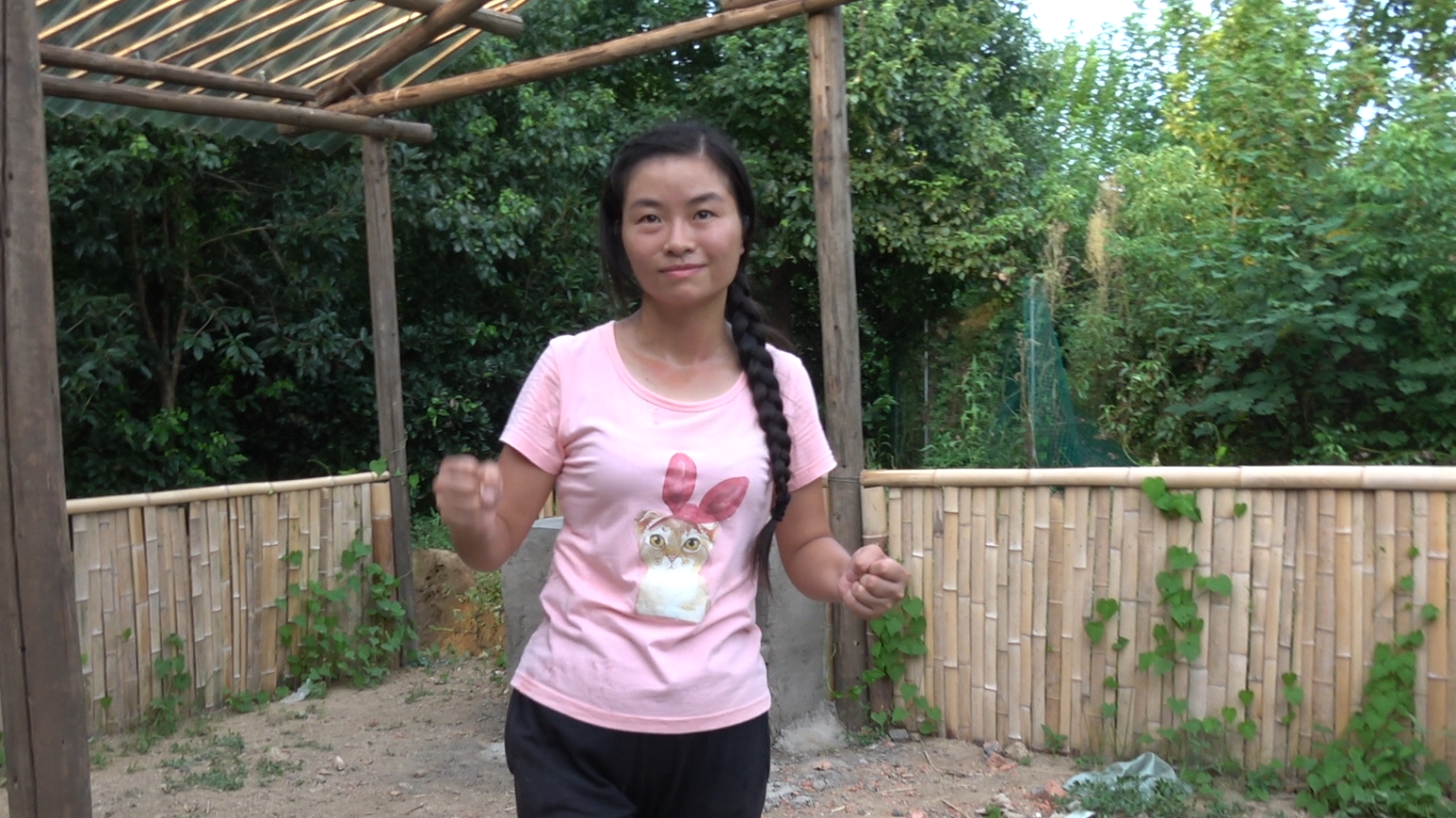 30岁村姑唱出单身女子心声,家穷人丑还没男朋友,越听心越痛