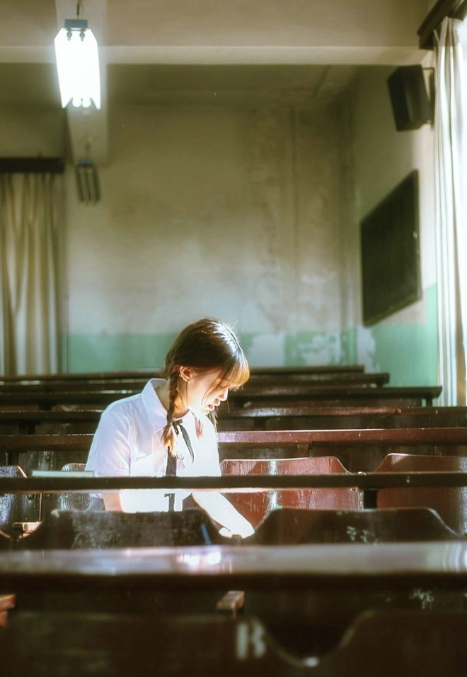 皮肤白嫩青春校园美女教室清新娇嫩诱人唯美写真