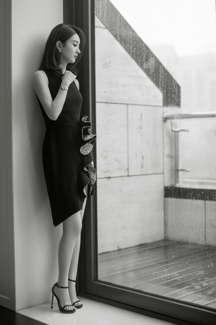 赵丽颖出席活动又美了一身小黑裙尽显优雅好气质