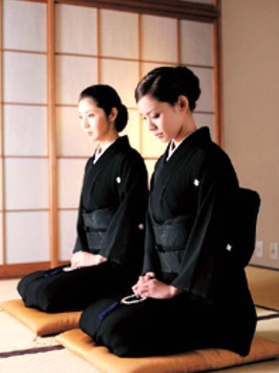 在日本小孩子还得上专门的礼仪课,学习怎么标准的跪坐.