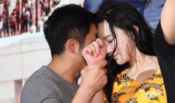 脸红!冉莹颖和邹市明一起热舞姿态撩人!网友:眼神有些不对!