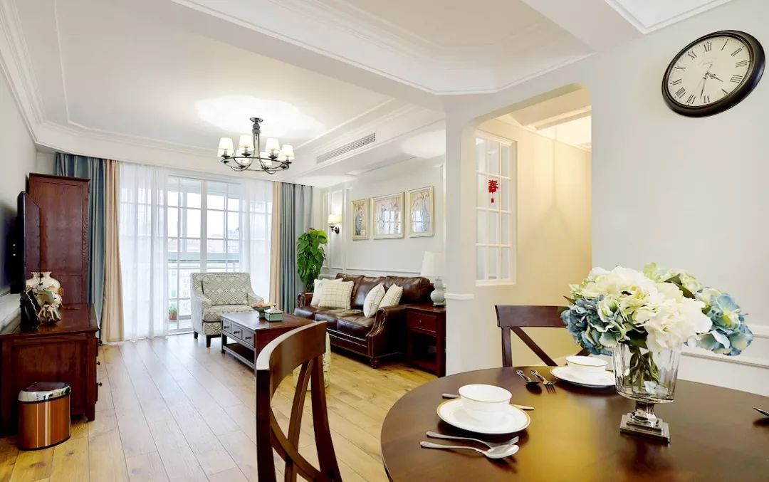 家具有点像中式风,深棕色的皮质沙发,旁边的铆钉体现了美式风格重视