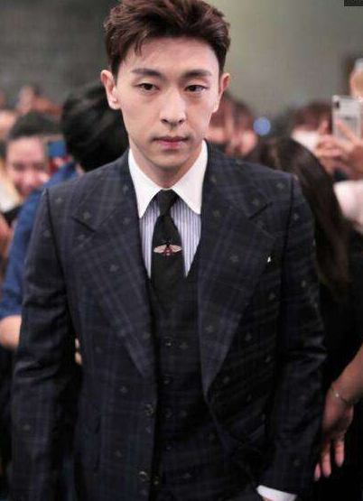 邓伦西装现身法令纹眼袋尽显!网友:仙气不在,凤凰变乌鸦了!