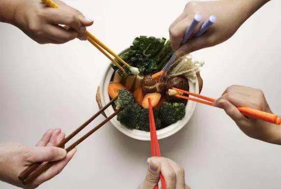 吃饭得有样儿!细数老北京饭桌儿规矩,讲究!