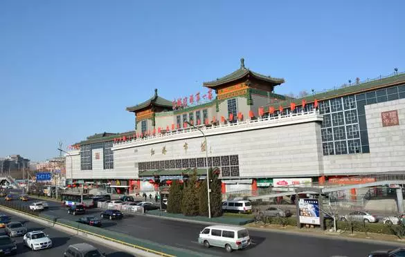 以前没觉得特别古老的街巷,南起南横东街,北至骡马市大街,东起粉房