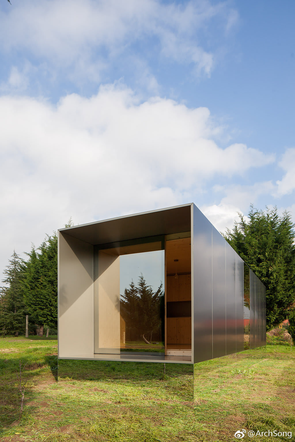 做成镜面玻璃的底座,整个小房子感觉"飘"了起来 mima light