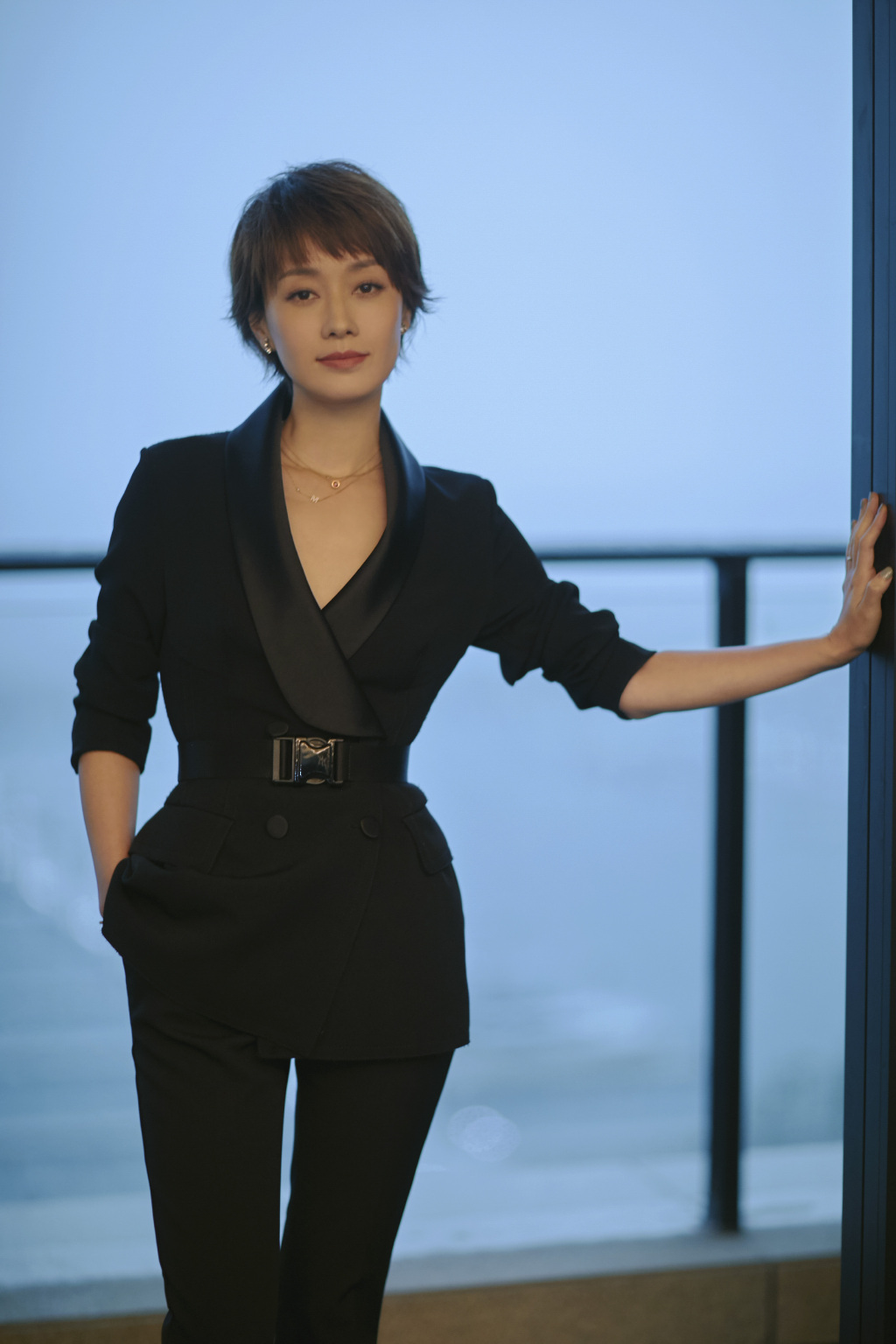 马伊琍西装上演总裁风腰带扎紧秀小蛮腰v领大开诱惑十足