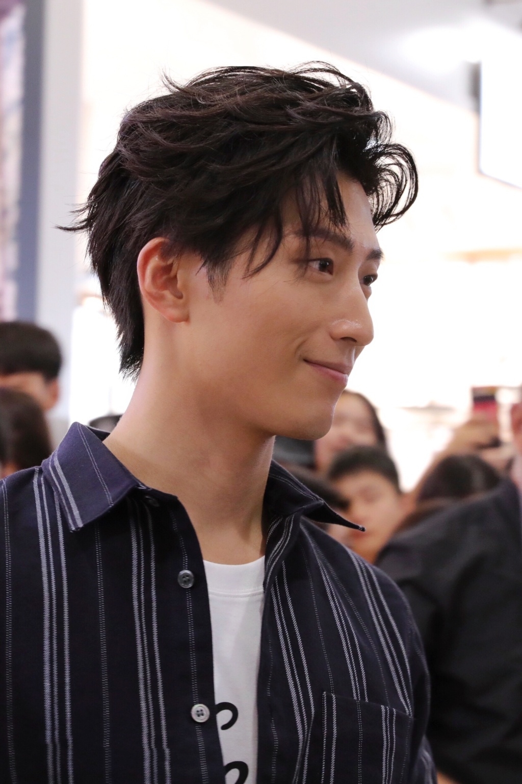 窦骁出席活动被拍 单眼皮型男能经得住超近距离拍摄不ps的考验吗