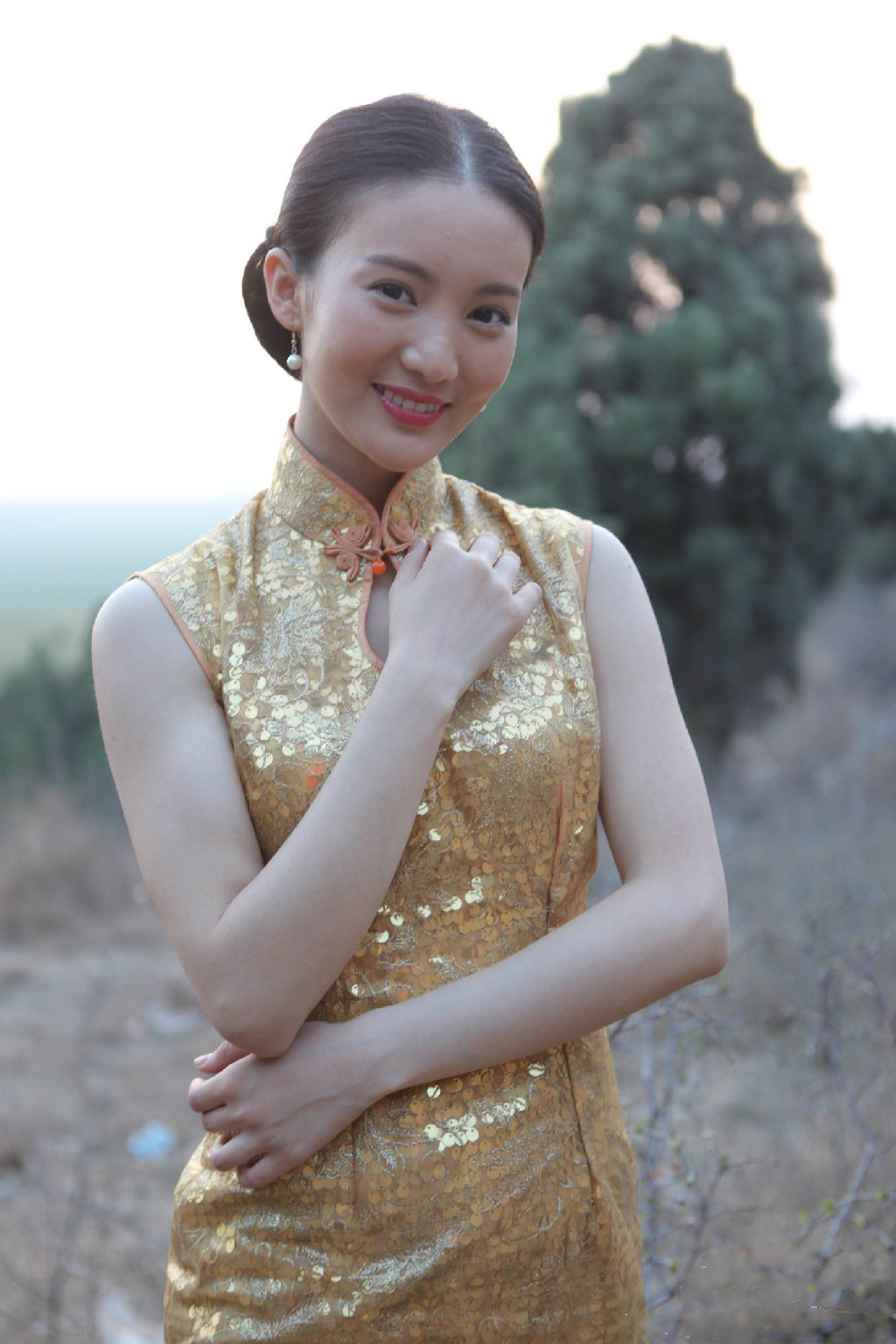 金晨气质真好俗到爆的金色旗袍穿上身却意外的好看