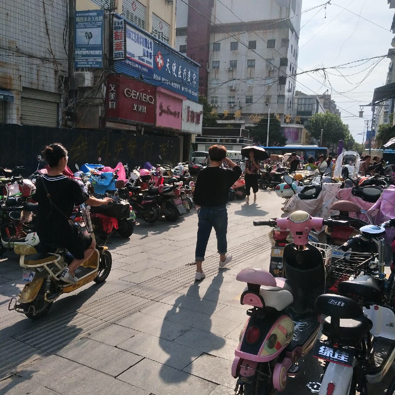 网友来信:宿州中山街,有个老太太自己围栏停车收费