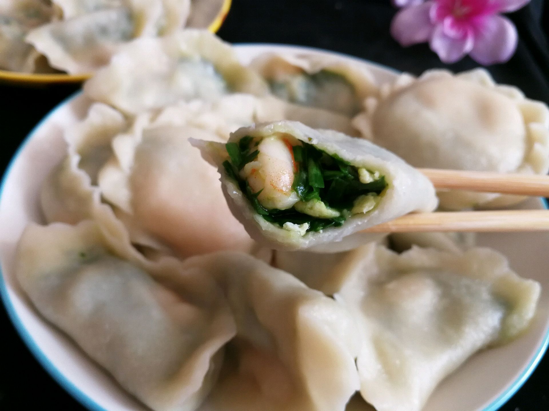 老婆在家做的三鲜馅饺子,鲜美又好吃,薄皮大馅咬一口满嘴流汁!