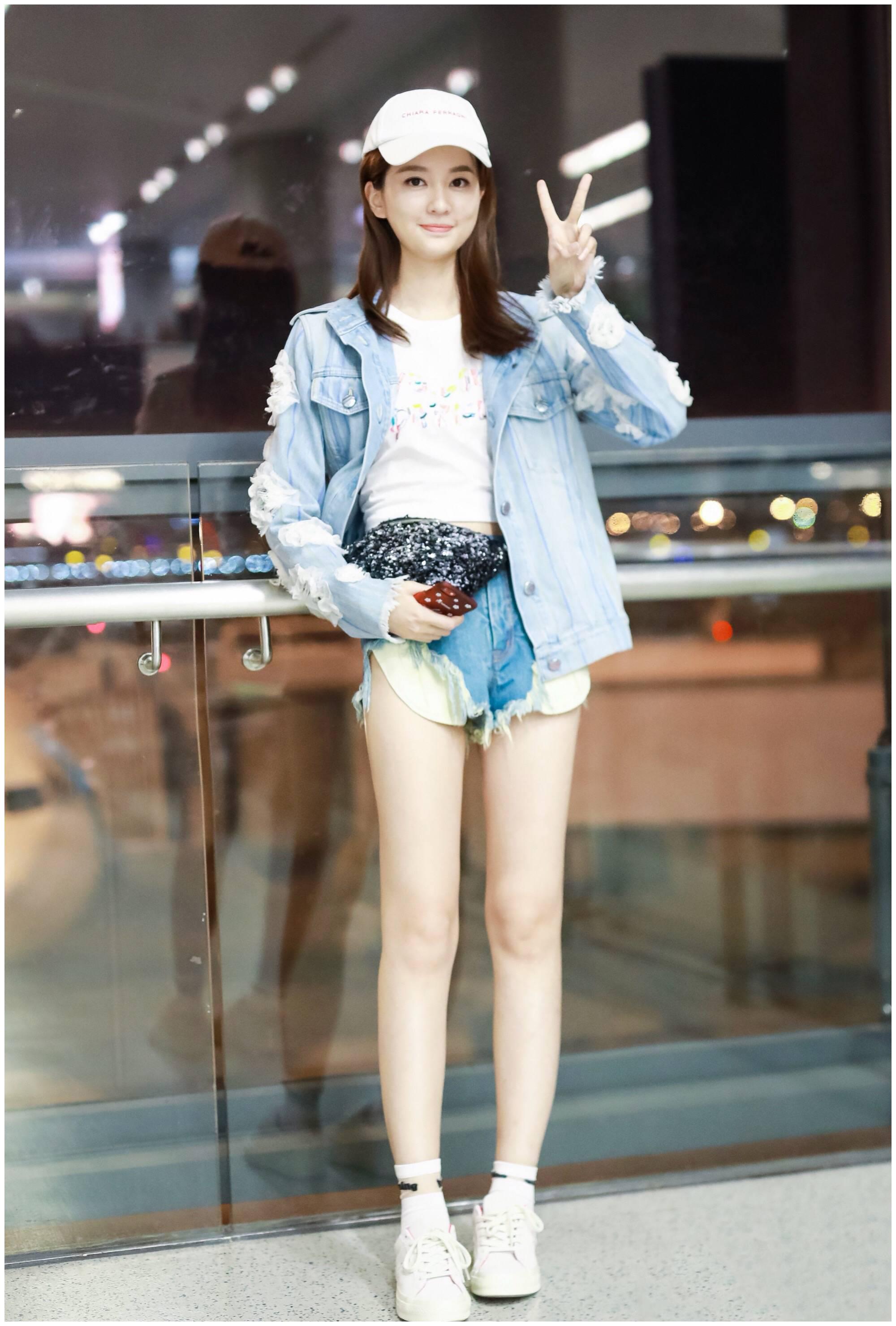 为了发明一个凹陷的外形,乔欣的牛仔裤足够短,他的口袋两边都必