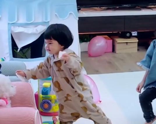 咘咘波妞近照曝光,波妞穿着小白鞋走路超软萌