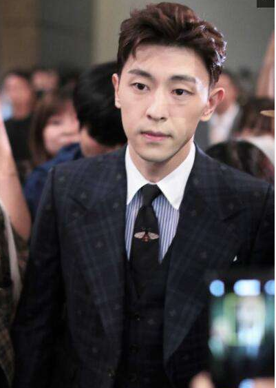 邓伦西装现身法令纹眼袋尽显!网友:仙气不在,凤凰变乌鸦了!