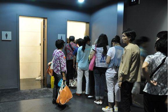 女生商场购物就爱上厕所,知道原因要充分理解,原来不是她们的错__财经