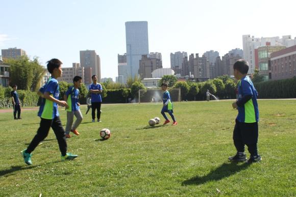 昆明少儿足球训练日志(三):由攻转守时该怎么做