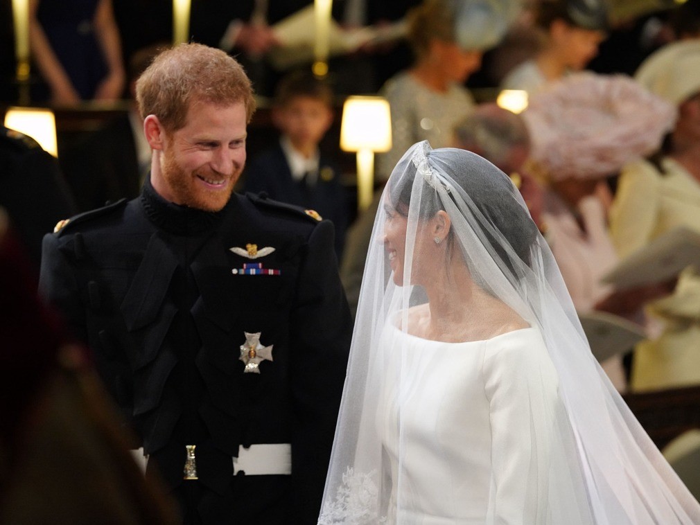 哈里王子大婚 梅根着超长婚纱绝美亮