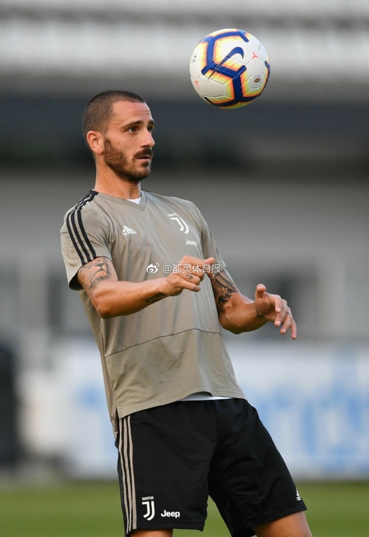 博努奇认真训练._新浪看点