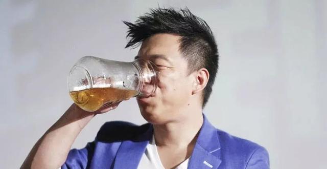 黄渤的酒量也很好,为此徐峥还给他起了个外号叫"熬败".