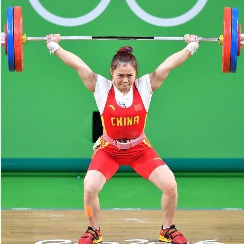 中国女子举重选手,刚将杠铃举过头顶,腿抽筋了