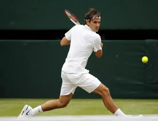 看网球业余玩家的反手击球