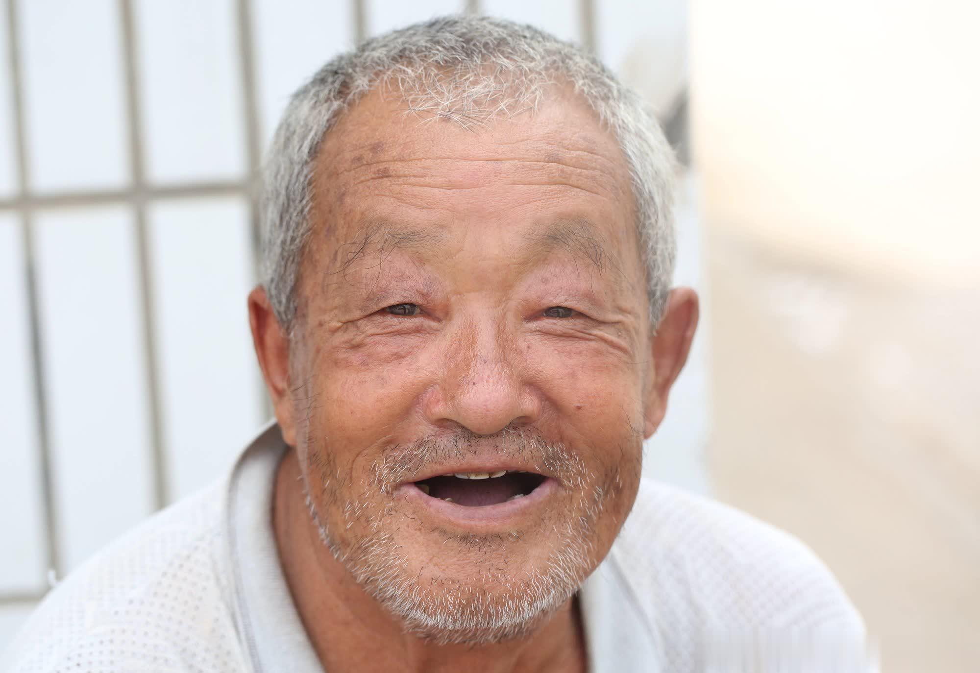 农村大集74岁大爷卖各种宠物,名贵犬40元一只,你买过这些吗?
