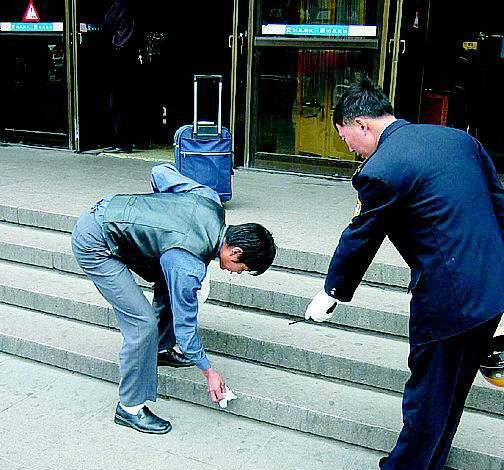 农村丈夫随地吐痰,城里妻子欲离婚,看网友怎么说!