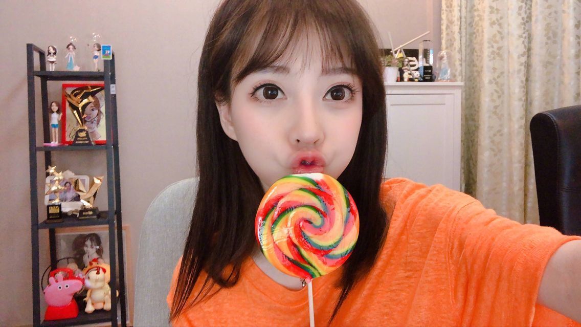 冯提莫频晒"金鱼嘴"卖萌照,网友称赞她是直播界的"邓紫棋"!