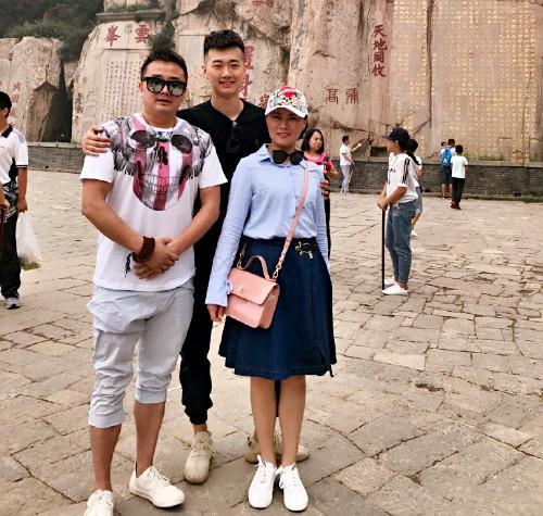 44岁赵海燕晒全家福, 丈夫胖到不敢认 , 儿子却又帅又高还是校草