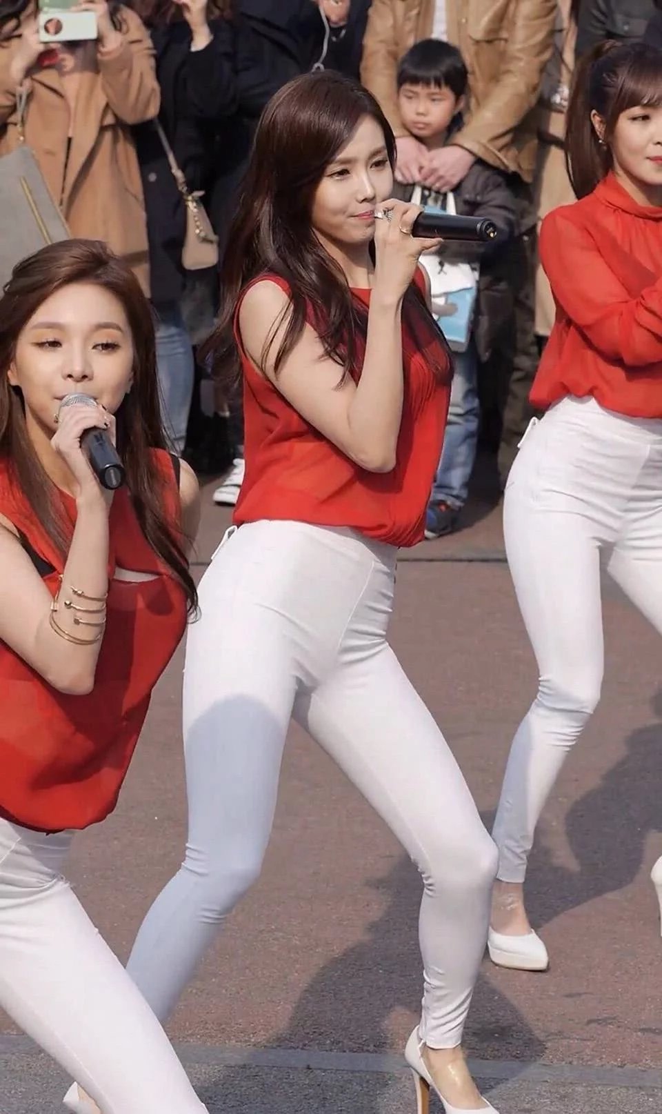 萌妹子白色清透的紧身裤跳舞身材扭动的画面很有视觉冲击力