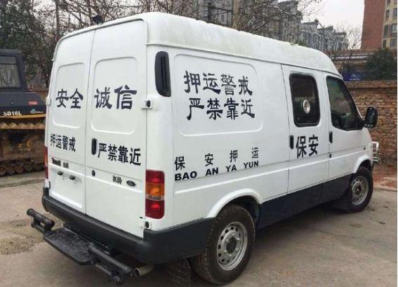 想抢运钞车?别做白日梦了!你先看看他们熄火吗?