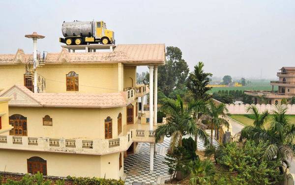 印度富人别墅上别样建筑,甚至还有重型坦克和私人飞机