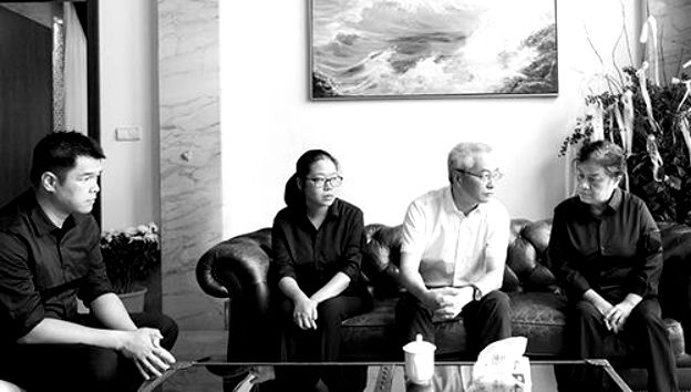 以前,总是您给大家承诺,今天我作为您的女儿,作为纳爱斯的员工,也给您