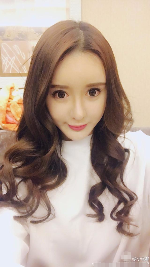 毁掉吴亦凡事业的小g娜突然"复出",消失一年的她五官