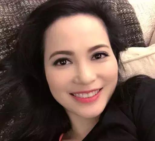 她是"吴京前妻", 港姐出身, 火遍全国, 却为情所累, 沦为卖鱼女