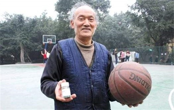 网友:你们遇到过带线手套的勾手老大爷么?