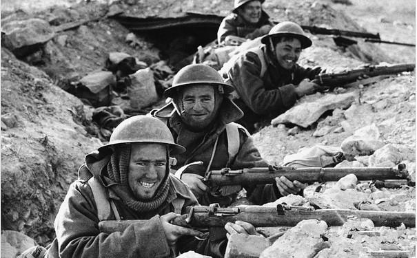 意大利士兵两炮打掉一架飞机,全军欢呼,一封电报让全场士兵尴尬