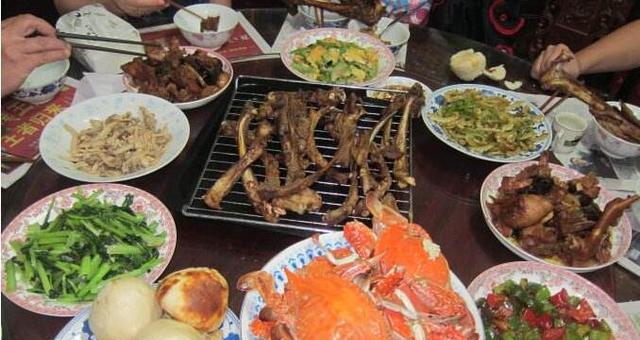 女子元宵去婆婆家吃饭,这一前一后晚餐差别太大让她掀了桌子