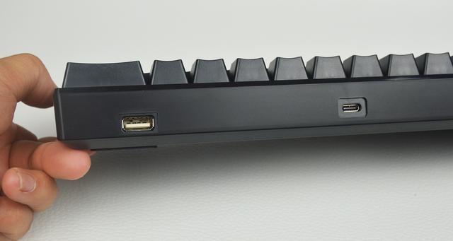 键盘背面是usb充电口以及电脑线接口.