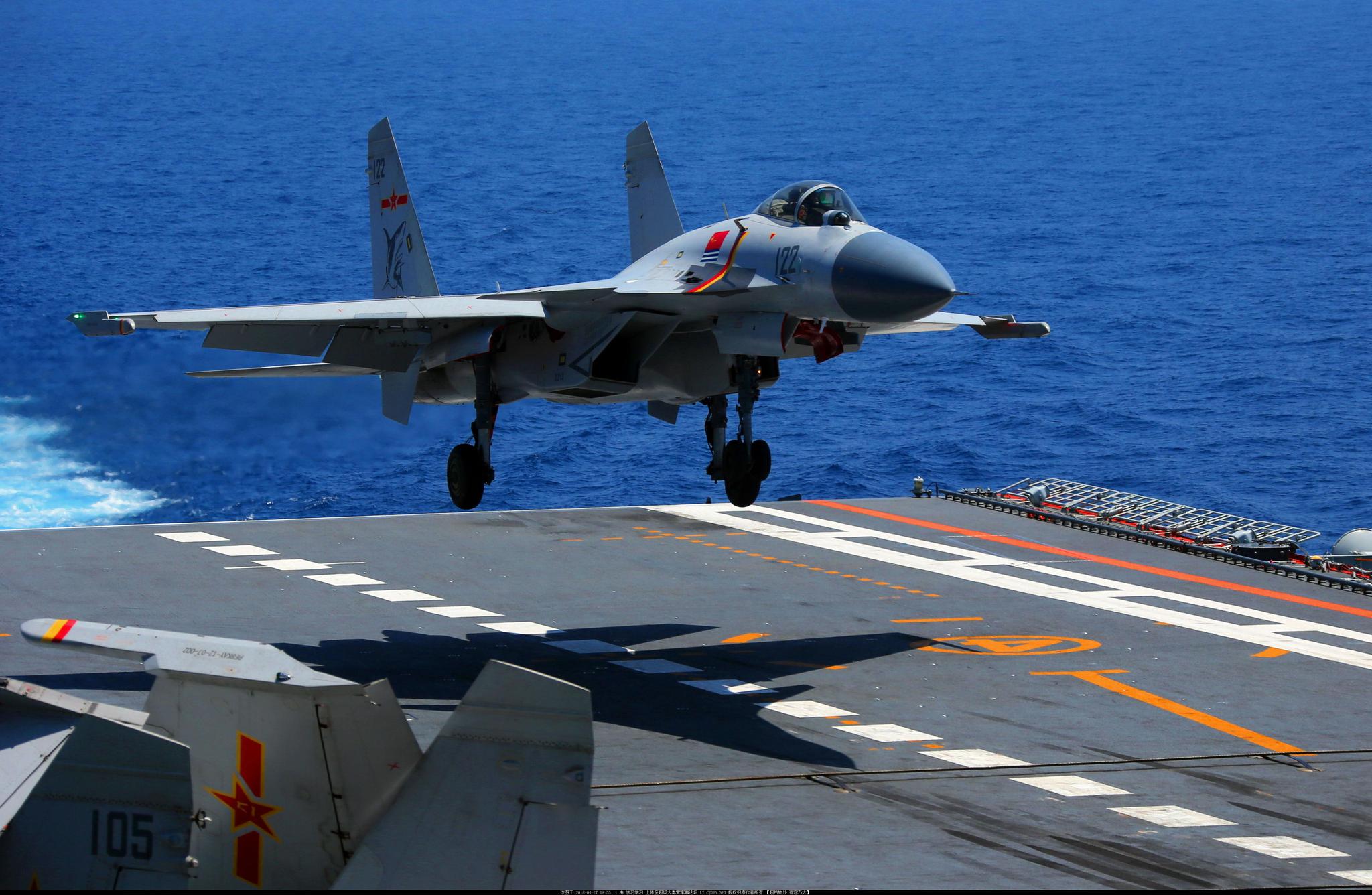 刚刚服役的辽宁舰舰载机怎么上去的有人说造的时候就放上去了