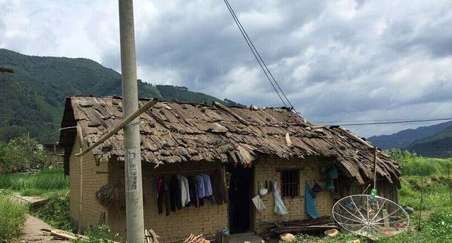 富裕地方的农村穷苦人家, 屋顶用树皮盖, 一天只吃两餐粥
